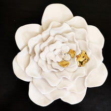 Carica l'immagine nel visualizzatore di Gallery, Flower